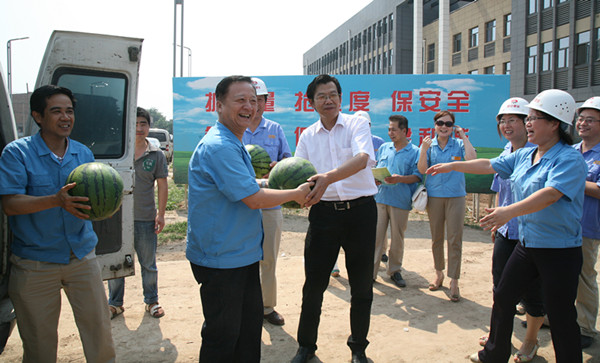 公司向导到泾渭新区建设工地慰问送清凉