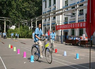 公司举行自行车障碍赛